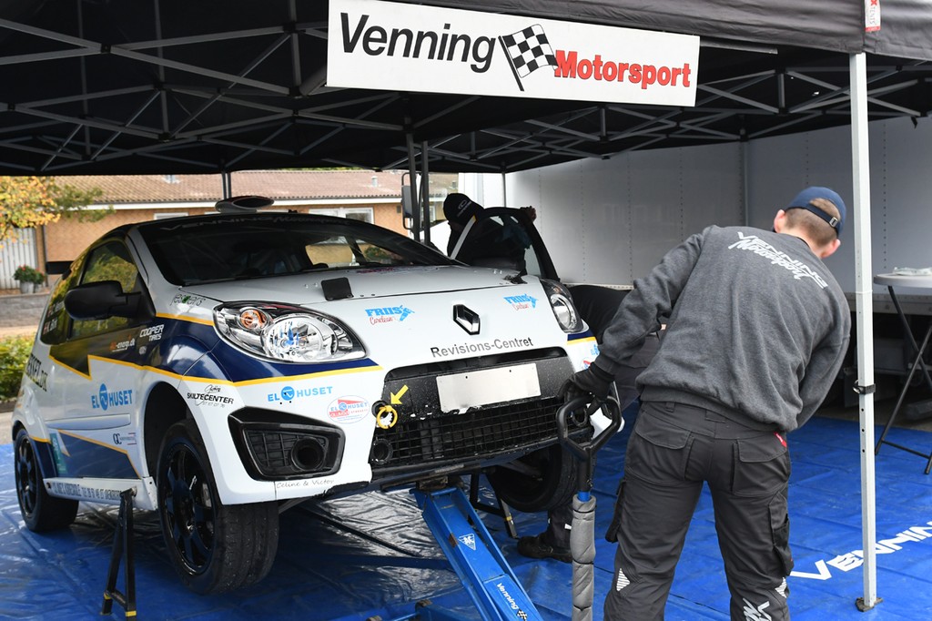 Efter fire rallyprøver var der tid til servicepause. Da årsagen til motorstyringens fejlmeldinger ikke var umiddelbar valgte Venning Motorsport at stoppe for ikke at risikere et kostbart motorhavari.
(Foto: specialpress@gmail.com)
